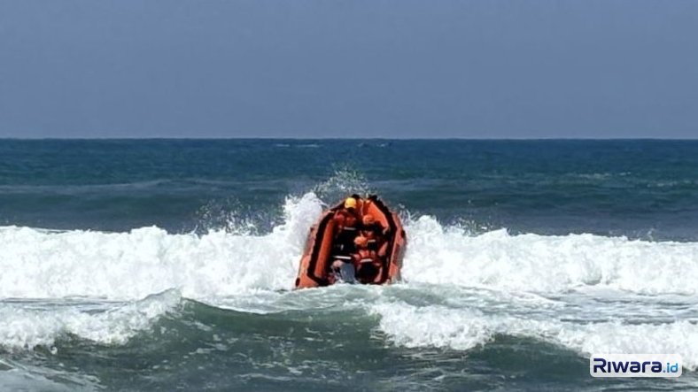 Tim SAR gabungan harus menghadapi ombak besar saat mencari korban tenggelam di Pantai Gajah, Kebumen.